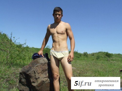 Голый парень на природе (10 фото) Голый парень на природе (10 фото)