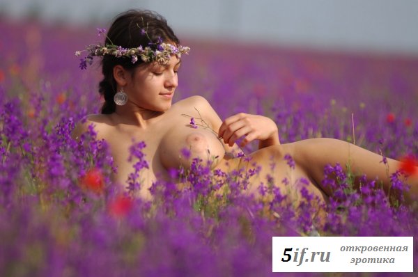 Пышногрудая брюнетка любит бродить по полю