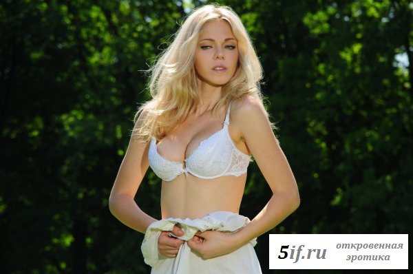 Блондинка с упругой грудью