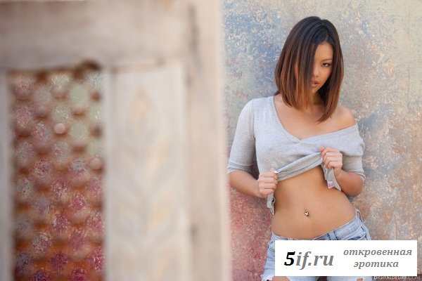 Азиатка с татуировкой ящерицы