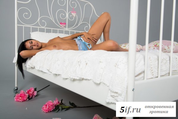 Девушка с ямкой на подбородке