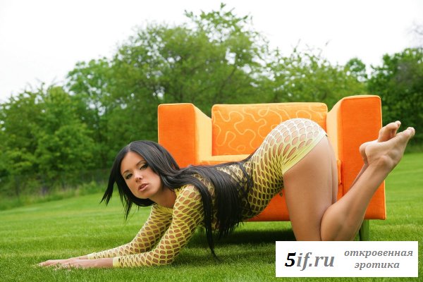 Жгучая брюнетка с татуировкой