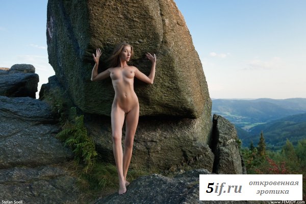 Девушка загорает обнажённой на скалах