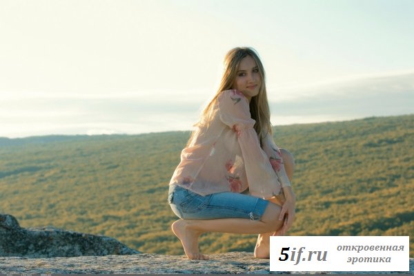 Киска возле моря.