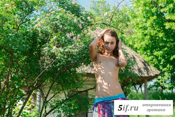 Крошка с маленькими сиськами.