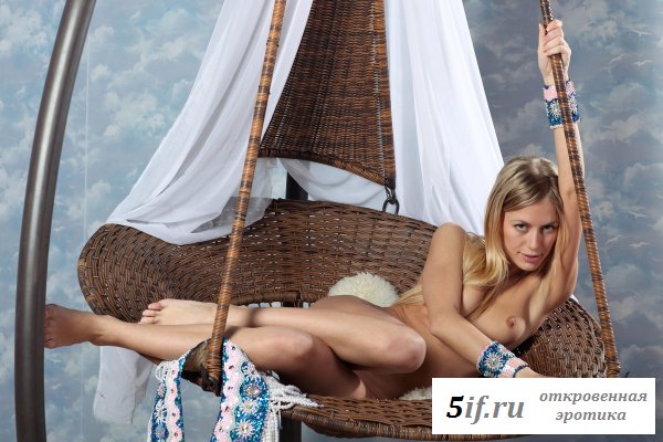 Зайка на деревянных качелях.
