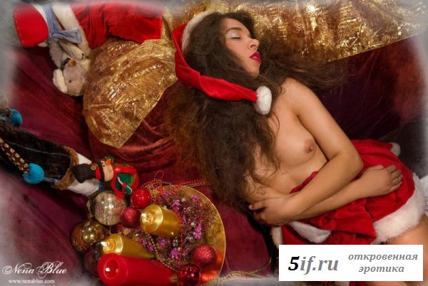 Снегурочка под новогодней елкой среди подарков (8 фото)