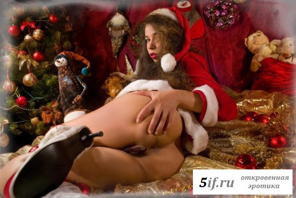 Снегурочка под новогодней елкой среди подарков (8 фото)
