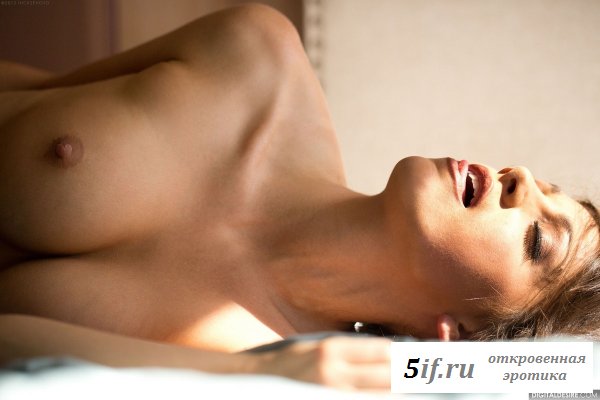 Девушка с аккуратной огромной грудью