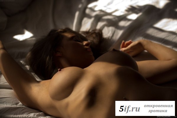 Девушка с аккуратной огромной грудью