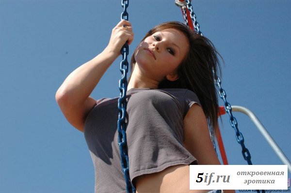 Голая молодая катается на качели в коротких шортиках 