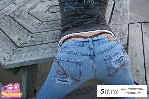 Голая деваха с пышными грудями оголилась у стола 