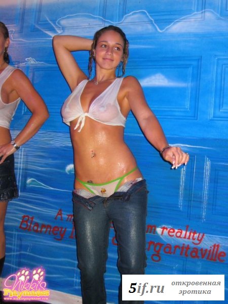 Раздетые мокрые студентки в прозрачных майках