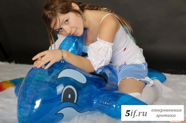 Голая целочка сняла трусики 