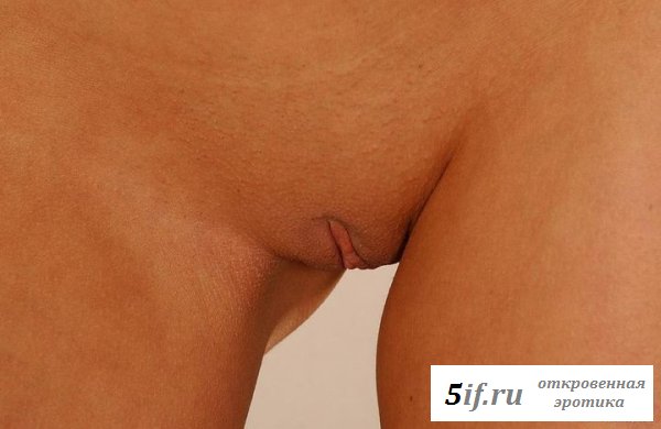 Голая сладкая девчонка обмазала сиськи тортом