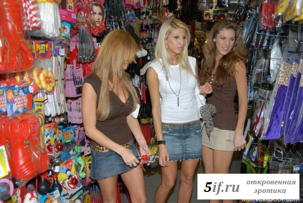 Обнаженные телочки решили пройтись по магазинам 