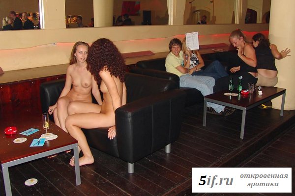 Две натуристки пришли в клуб