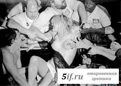 Выпавшие голые прелести знаменнитостей