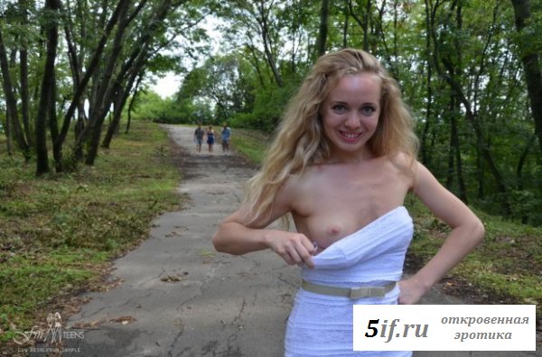 Начинающая натуралистка в парке