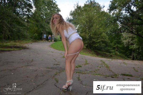 Начинающая натуралистка в парке