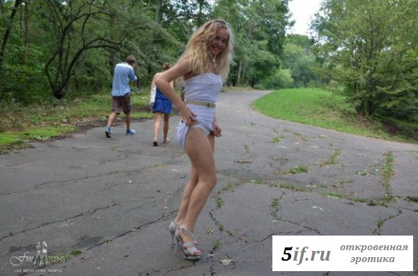 Начинающая натуралистка в парке