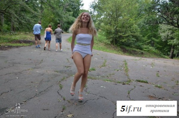 Начинающая натуралистка в парке