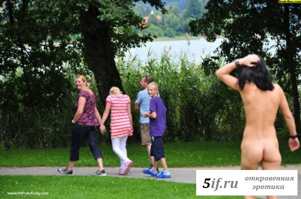 Девушка голышом гуляет по улице
