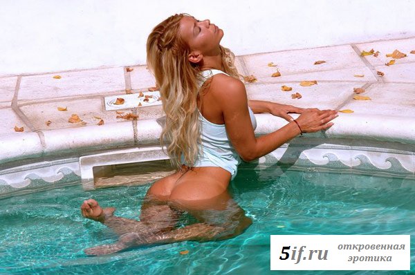 Шикарная блондинка отдыхает голышом у бассейна