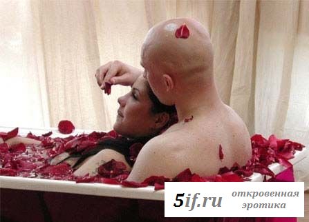 Беркова и Третьяков купаются в ванной Беркова и Третьяков купаются в ванной
