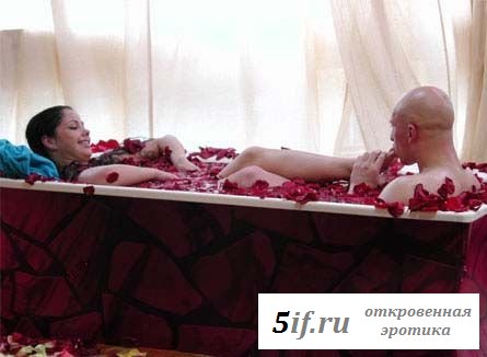 Беркова и Третьяков купаются в ванной Беркова и Третьяков купаются в ванной