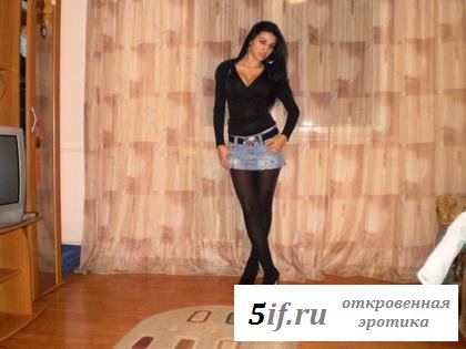 Брюнетка показывает свои частные фотографии Брюнетка показывает свои частные фотографии