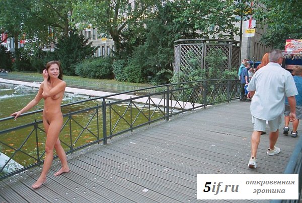 Стройная натуристка прогуливается по городу Стройная натуристка прогуливается по городу