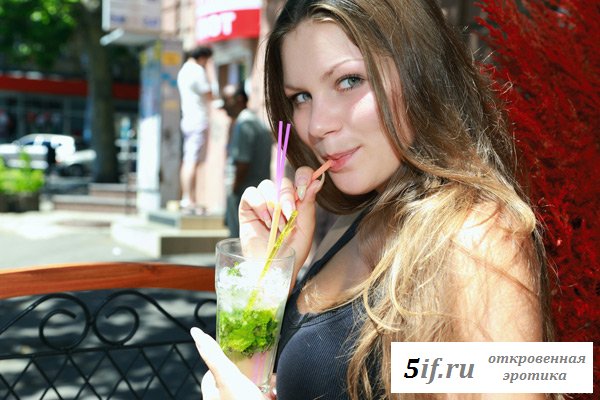 Брюнетка в сексуальном красном белье Брюнетка в сексуальном красном белье