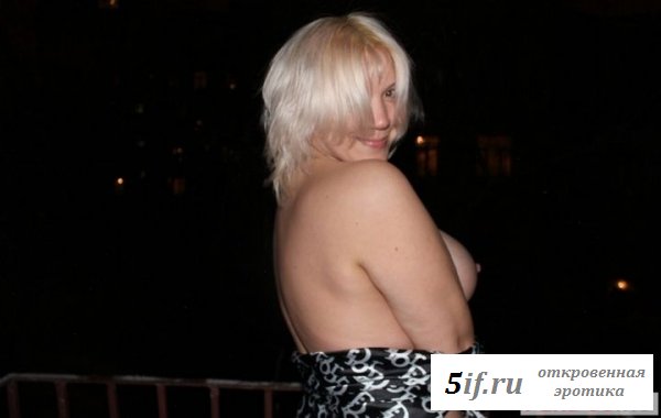 Голая блондиночка на частном фото