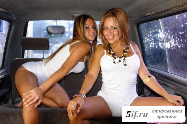 Близняшки с аппетитными бедрами фоткались в машине
