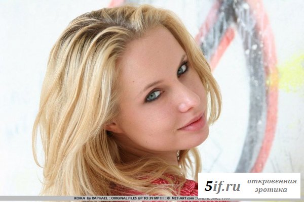 Девушка в расстегнутой на сиськах кофточкой