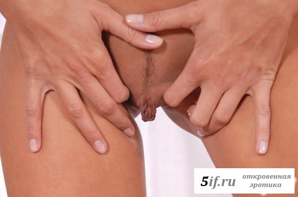 Не постеснялась чика показывать груди