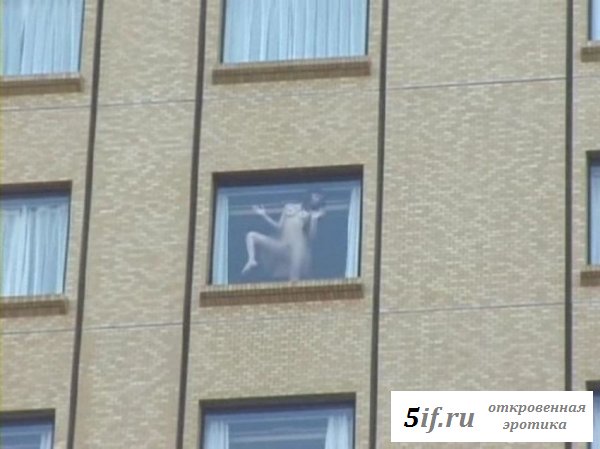 Голые сиськи в окнах