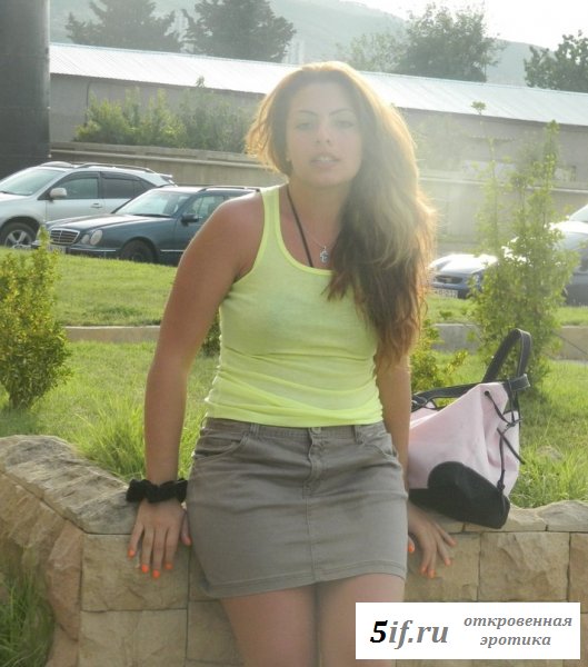Молодые грузиночки в красивых платьях 
