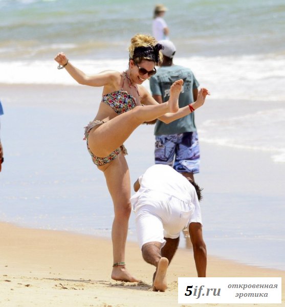 Знаменитая Kelly Brook в бикини дурачится на пляже