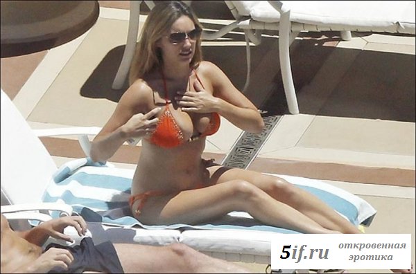 Сексапильная знаменитость Kelly Brook в лифчике
