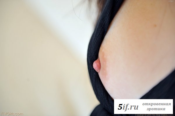 Начинающая натуристка показала нежный сосочек