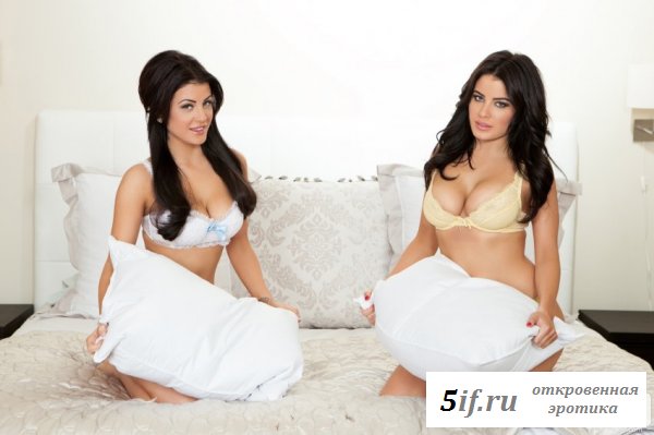 Похотливо резвятся на кровати близняшки