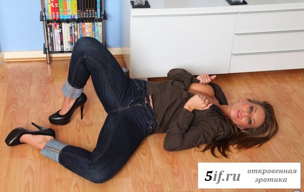 Большая задница у весёлой шатенки
