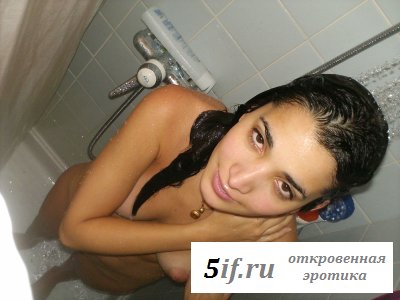 Худенькая кавказская шмара на постели