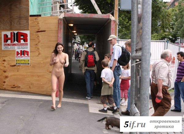 Прогулка по городу симпатичной натуристки