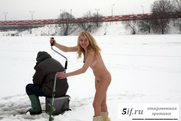 Симпатичная натуристка на зимней рыбалке
