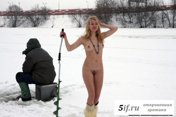 Симпатичная натуристка на зимней рыбалке