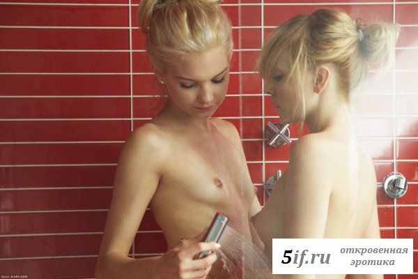 Худенькие сёстры близняшки в душе