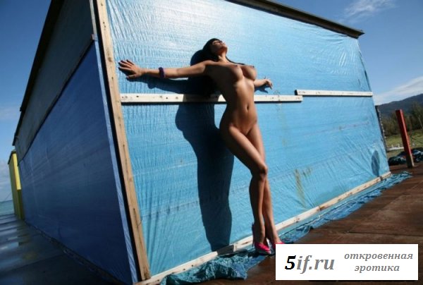 Привлекательная брюнетка на причале